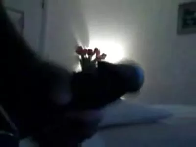 Թխահեր կինը կատարում է Big Cock- ը
