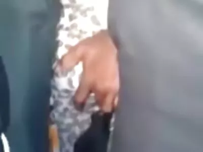 Նա խաբում է երկու աղջիկներին