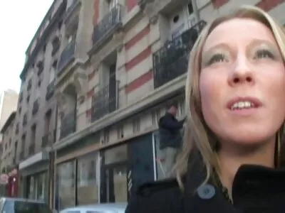 Նա գրգռվել է Fucking Woman- ի կողմից գրկում